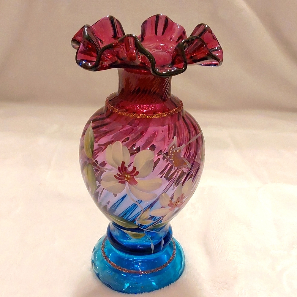 Fenton glass Vase - Golden Anniversary Edition in Mulberry Fade